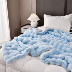 H&D Solid Color Blanket. Its inner lining is made of soft plush fabric, with excellent breathability and thick texture. Suitable for beds, sofas or reclining chairs.